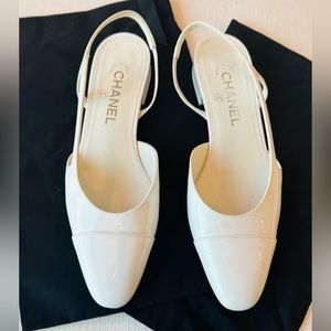 CHANEL 22K WHITE PATENT LEATHER CAPTOE SLINGBACKS